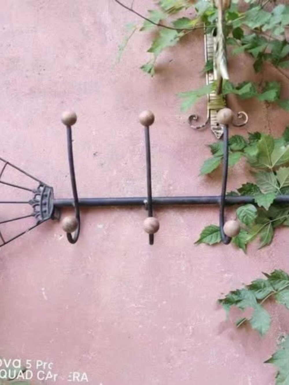 Vintage Farmhouse Wall Hook Rack – Metal & Wood | 5 Hooks | Rustic Décor
